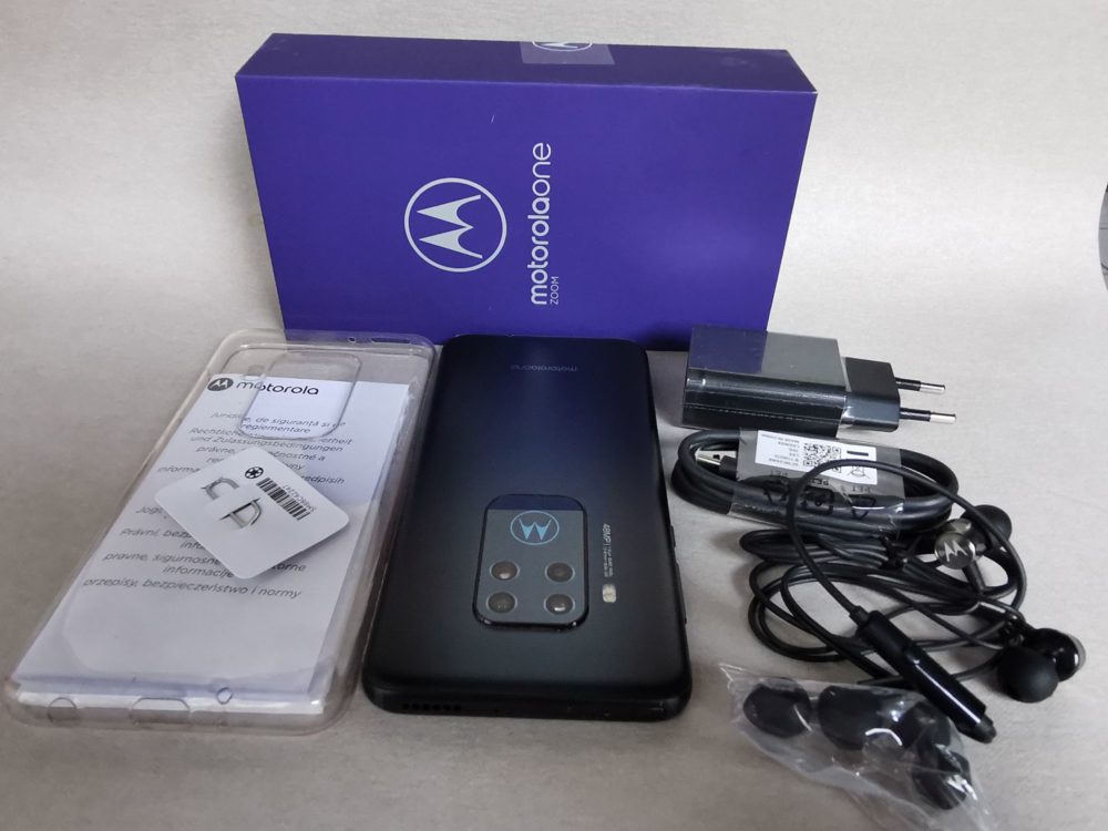 Wymiary Motoroli One Zoom to 75 x 158 x 8,8 mm, a waga 190 g. Telefon nie należy do najmniejszych, ale mimo wszystko dobrze leży w dłoni.