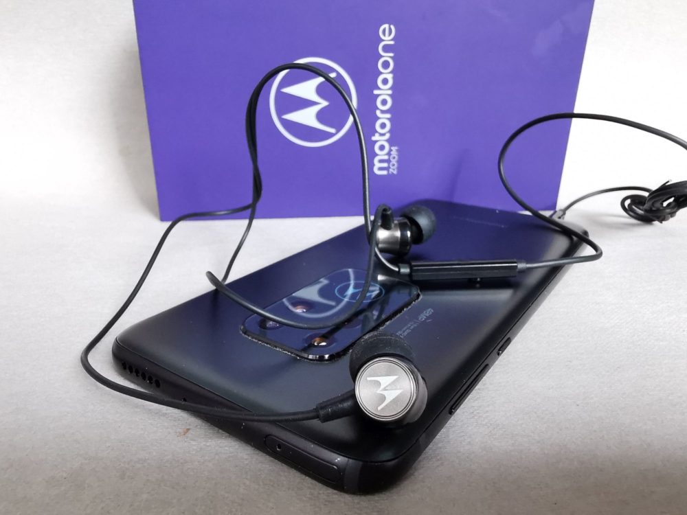 Wymiary Motoroli One Zoom to 75 x 158 x 8,8 mm, a waga 190 g. Telefon nie należy do najmniejszych, ale mimo wszystko dobrze leży w dłoni.