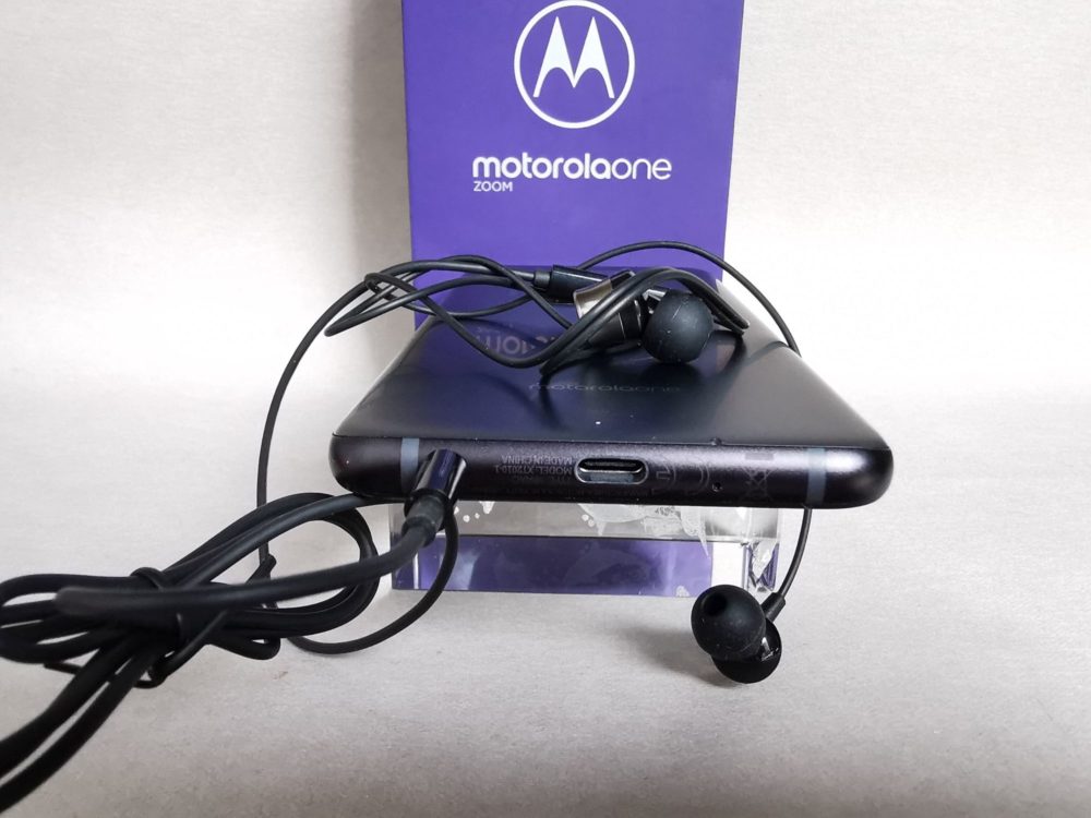 Wymiary Motoroli One Zoom to 75 x 158 x 8,8 mm, a waga 190 g. Telefon nie należy do najmniejszych, ale mimo wszystko dobrze leży w dłoni.
