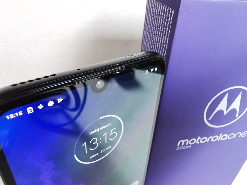 Wymiary Motoroli One Zoom to 75 x 158 x 8,8 mm, a waga 190 g. Telefon nie należy do najmniejszych, ale mimo wszystko dobrze leży w dłoni.