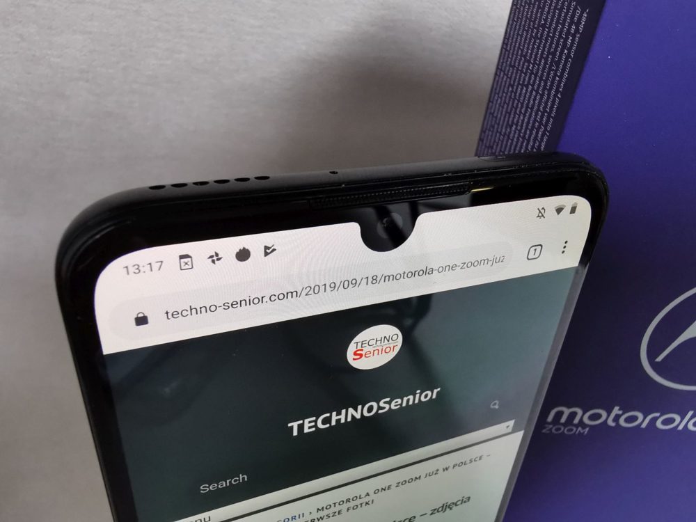 Wymiary Motoroli One Zoom to 75 x 158 x 8,8 mm, a waga 190 g. Telefon nie należy do najmniejszych, ale mimo wszystko dobrze leży w dłoni.