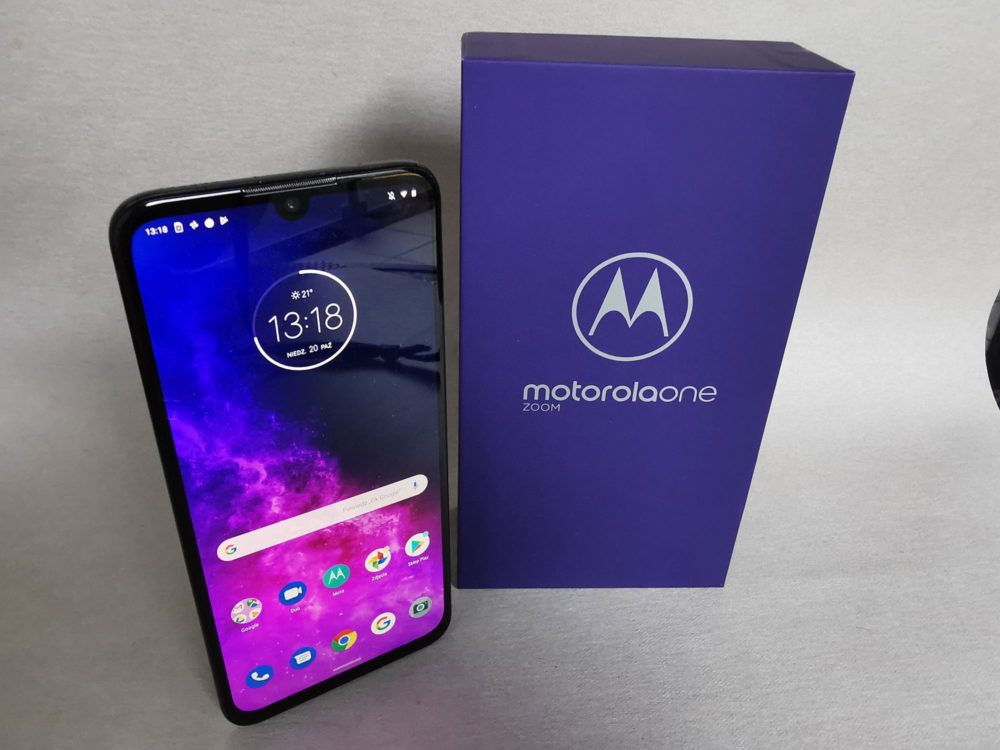 Wymiary Motoroli One Zoom to 75 x 158 x 8,8 mm, a waga 190 g. Telefon nie należy do najmniejszych, ale mimo wszystko dobrze leży w dłoni.