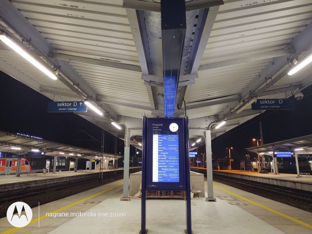 Wymiary Motoroli One Zoom to 75 x 158 x 8,8 mm, a waga 190 g. Telefon nie należy do najmniejszych, ale mimo wszystko dobrze leży w dłoni.