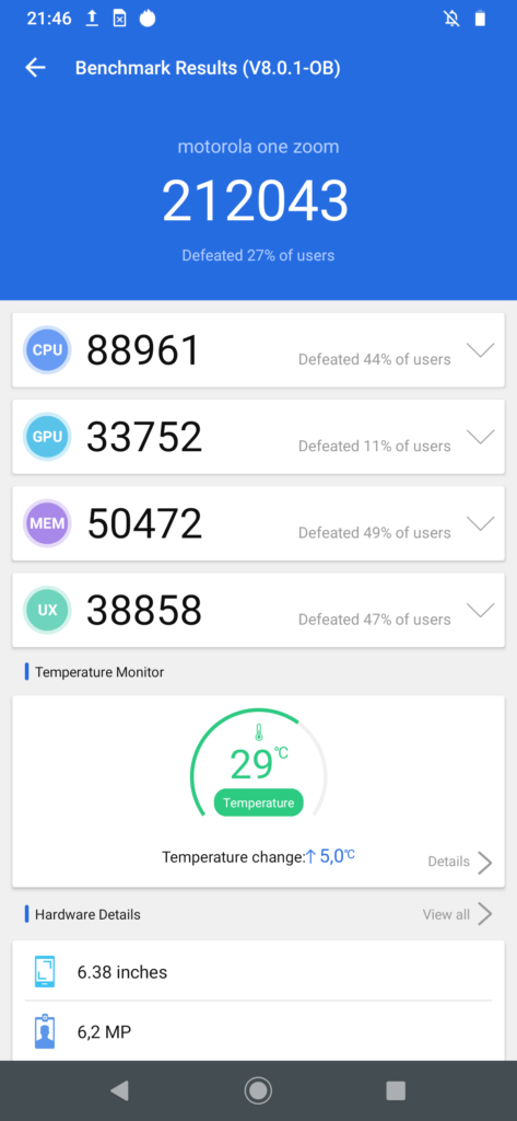 Wymiary Motoroli One Zoom to 75 x 158 x 8,8 mm, a waga 190 g. Telefon nie należy do najmniejszych, ale mimo wszystko dobrze leży w dłoni.