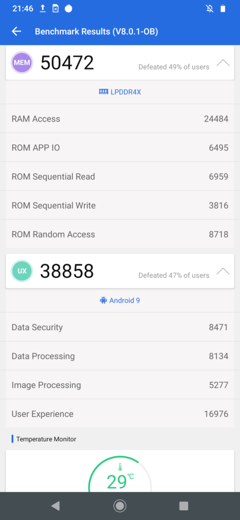 Wymiary Motoroli One Zoom to 75 x 158 x 8,8 mm, a waga 190 g. Telefon nie należy do najmniejszych, ale mimo wszystko dobrze leży w dłoni.