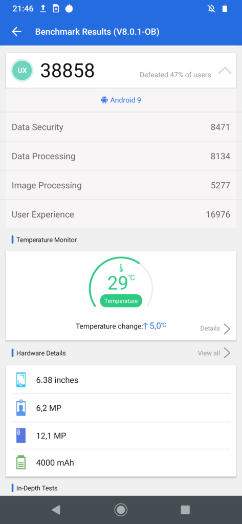 Wymiary Motoroli One Zoom to 75 x 158 x 8,8 mm, a waga 190 g. Telefon nie należy do najmniejszych, ale mimo wszystko dobrze leży w dłoni.