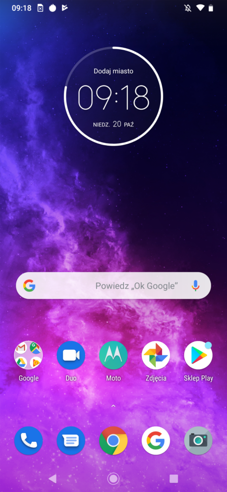 Wymiary Motoroli One Zoom to 75 x 158 x 8,8 mm, a waga 190 g. Telefon nie należy do najmniejszych, ale mimo wszystko dobrze leży w dłoni.