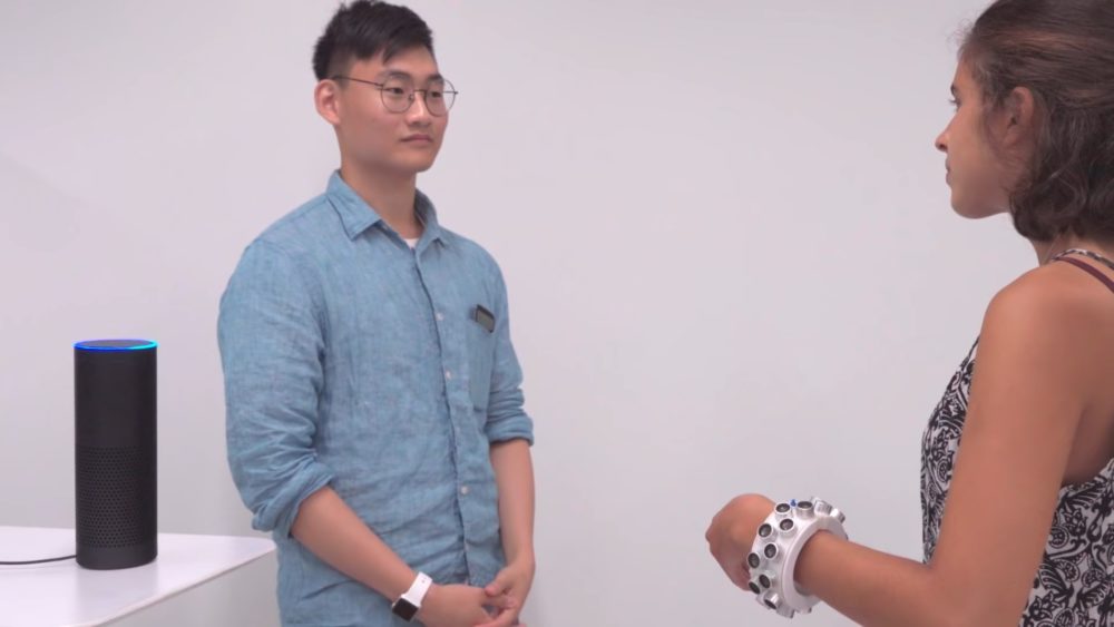 Stworzono bransoletkę do zwalczania podsłuchu. Zagłusza wszystkie mikrofony