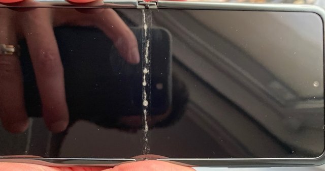 Pierwsze wady - pęknięte szkło po unboxingu Samsung Galaxy Z Flip