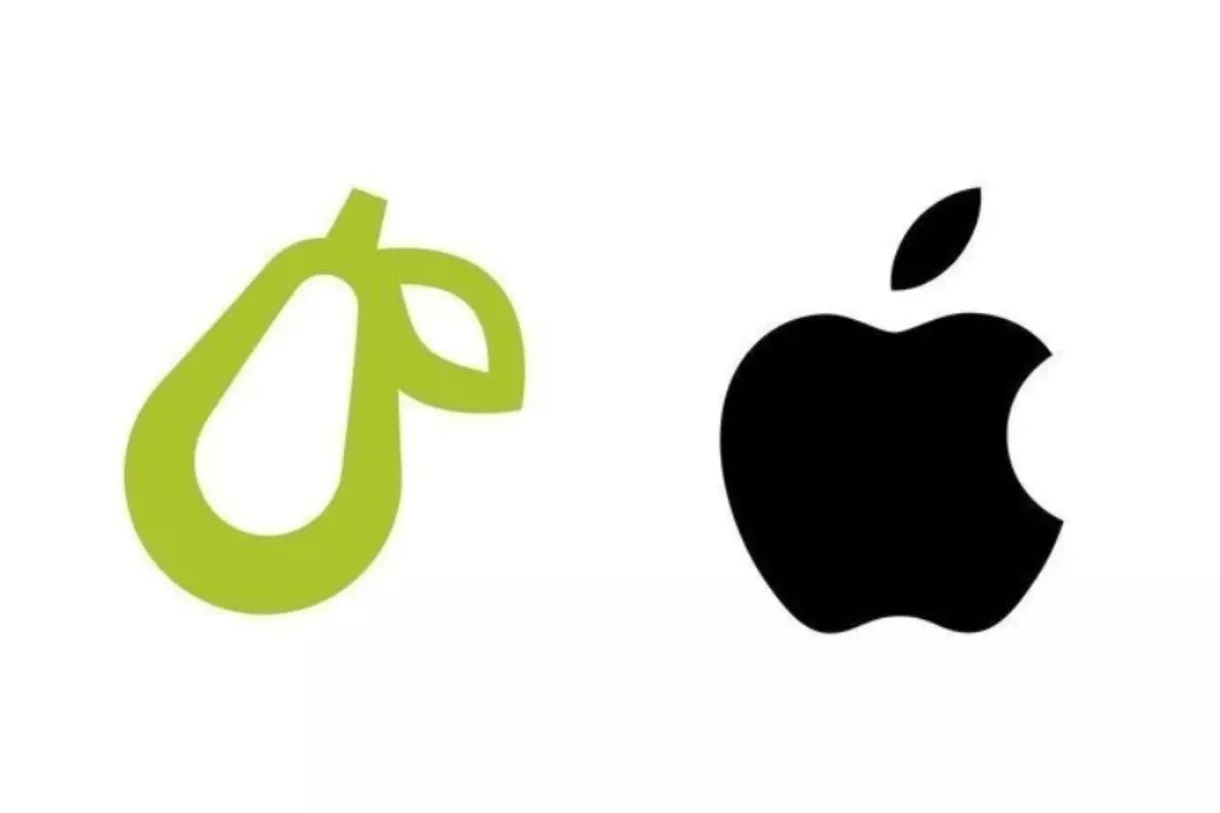 Apple oskarżyło firmę Prepear o to, że ich logo z zieloną gruszką jest zbyt podobne do ugryzionego jabłka. Według firmy może to powodować zamieszanie i w negatywny sposób wpłynąć na ich markę. O tym informuje The Verge. Rozpoczęła się ta historia po tym, jak firma Super Healthy Kids spróbowała zarejestrować prawa do znaku towarowego Prepear i logo z zieloną gruszką. Pod tą marką w AppStore i Google Play pojawia się aplikacja ze zdrowymi przepisami kulinarnymi i planami żywieniowymi. Znak towarowy Apple (Logo z jabłkiem) jest tak znana i rozpoznawalna, że podobieństwo do znaku towarowego wnioskodawcy (firmy Prepear, ukrywa wszelkie różnice i sprawia to, że zwykły konsument wierzy, że wnioskodawca jest powiązany z Apple lub jest zatwierdzony przez niego.   –  mówi się w pozwie Apple przeciwko Prepearowi Ponadto Apple kładzie nacisk na to, że ma wiele produktów programowych, w tym związanych ze zdrowiem i żywieniem. Podobieństwo logotypu może zatem dodatkowo przekonać użytkowników, że aplikacja Prepear jest powiązana z Apple. Współwłaścicielka firmy prepear, Natalie Monson, powiedziała w swoim profilu na Instagramie że nie mają celu mylenia konsumentów i kojarzenia się z Apple za pomocą logo. Chce przeciwstawić się stanowisku dużej firmy, która próbuje walczyć z małym biznesem. Inny współwłaściciel aplikacji Russell Monson stworzył petycję na change.org z prośbą o "ochronę gruszki przed jabłkiem" i pozwolenie innym firmom na używanie logo owoców. Pod petycją podpisało się już 20 tys. osób.