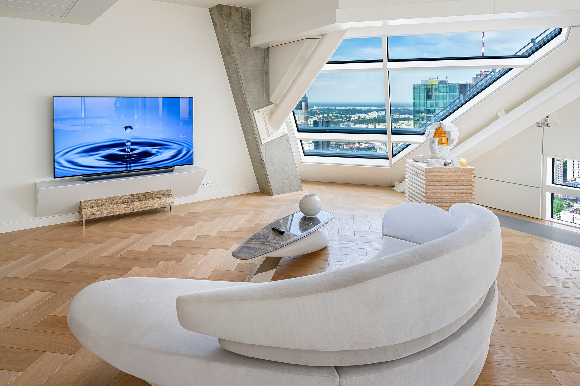 Telewizor LG OLED dopełnieniem wnętrza luksusowego apartamentu ZŁOTA 44