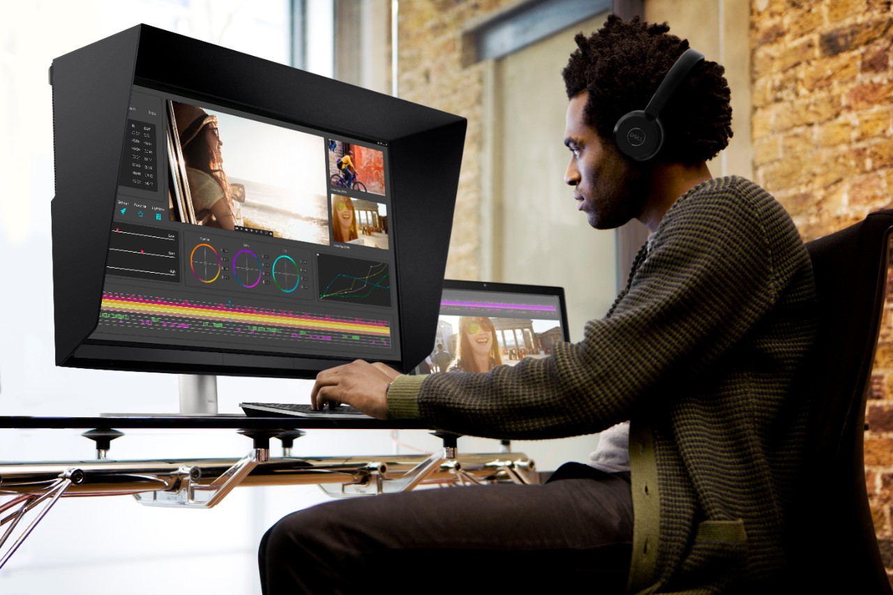Dell UP3221Q  Lifestyle