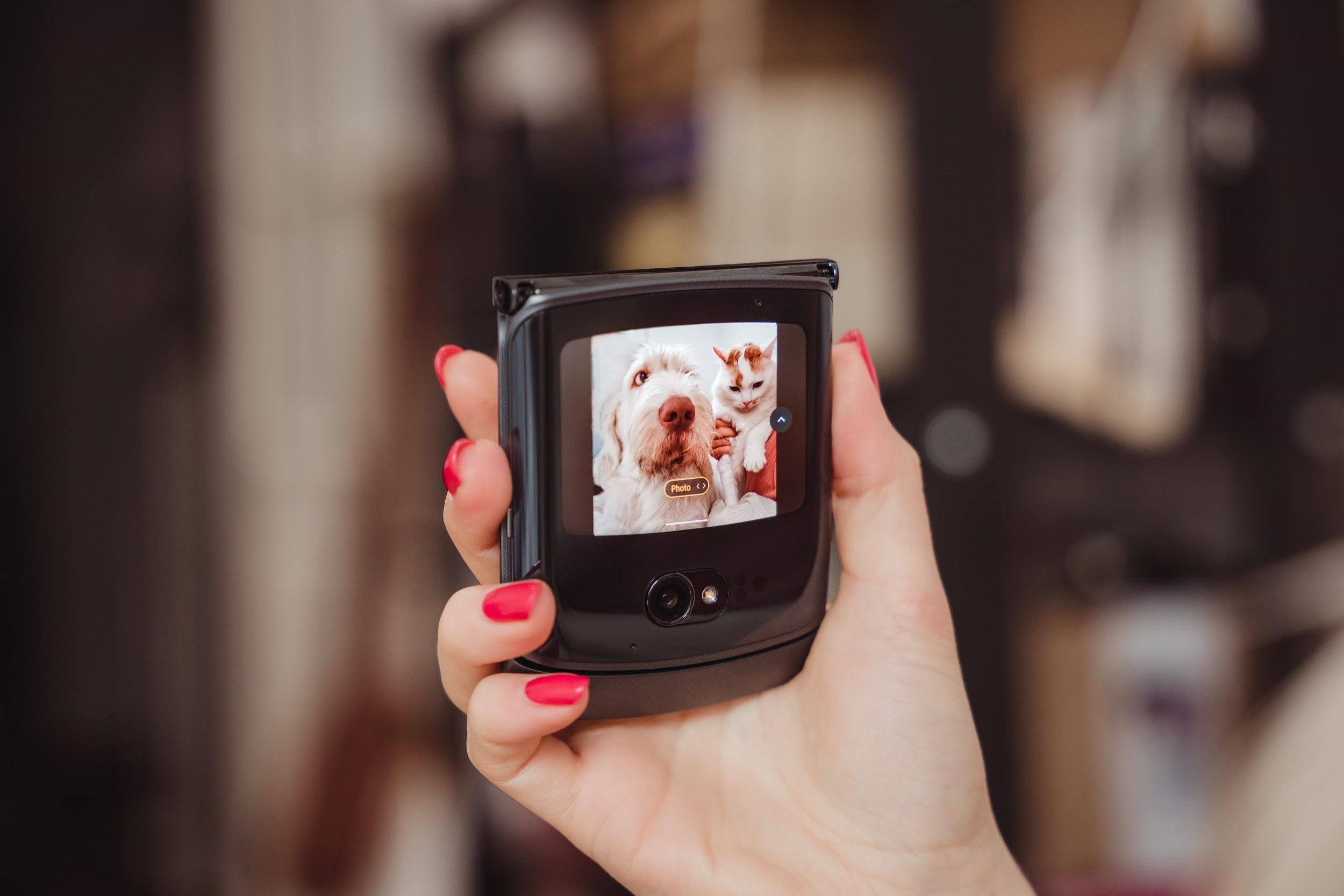 Motorola razr 5G już dostępna w trzech kolorach - uśmiechnij się, a zrobi Ci najlepsze selfie