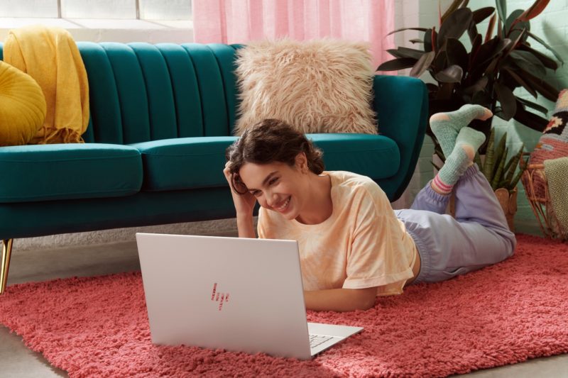 HP przedstawia nowe laptopy z serii ENVY – zaprojektowane specjalnie z myślą o twórcach, wykonane z materiałów przyjaznych środowisku