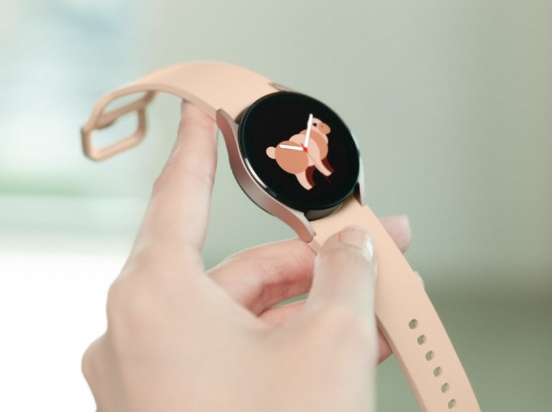 F 02 03 Fresh Product 07 galaxywatch4 handson pinkgold H