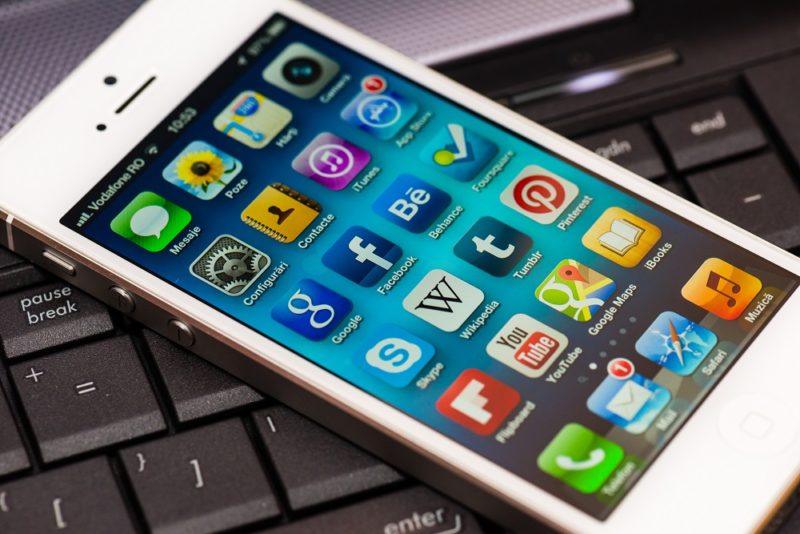 Fałszywe aplikacje do kryptowalut na iOS – nowe oszustwo celujące w użytkowników iPhone’ów