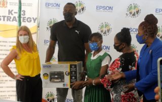 Firma Epson przekazuje drukarki EcoTank i projektory dla fundacji Usaina Bolta