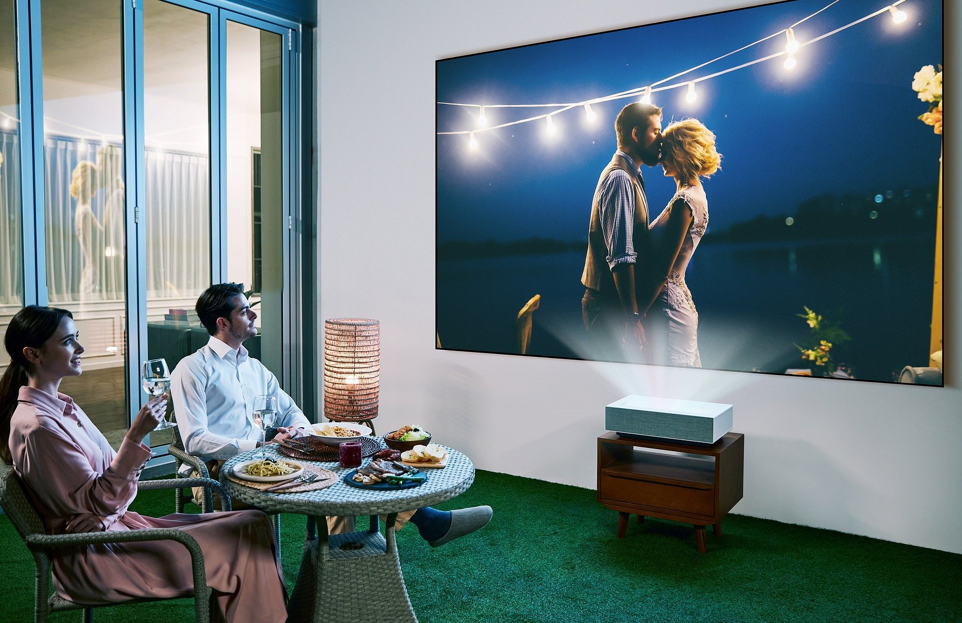 Kinowe wrażenia w domu dzięki projektorom LG CineBeam 2022