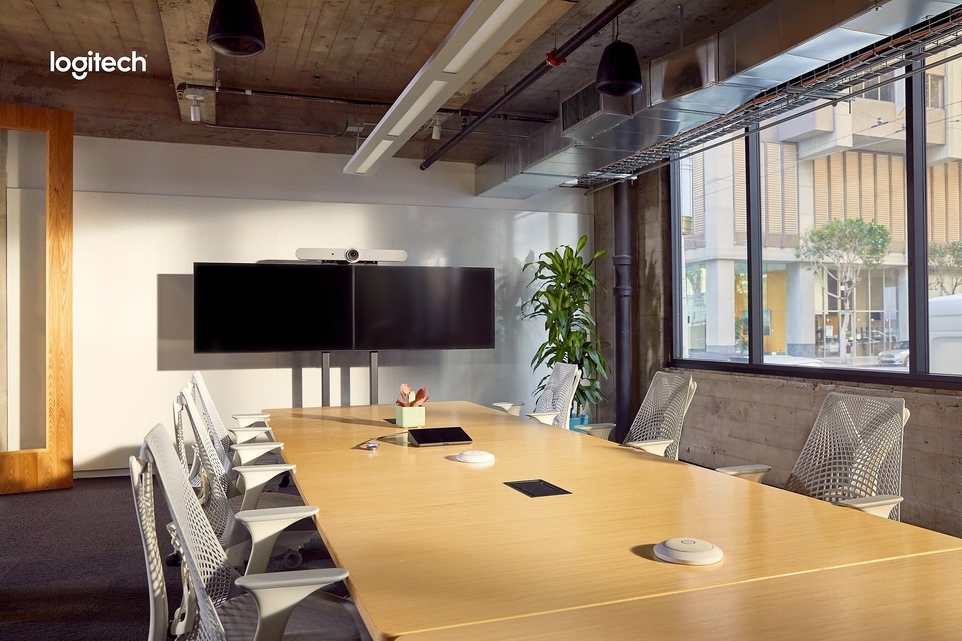 Nowoczesne huddle rooms podstawą sprawnej komunikacji zespołowej