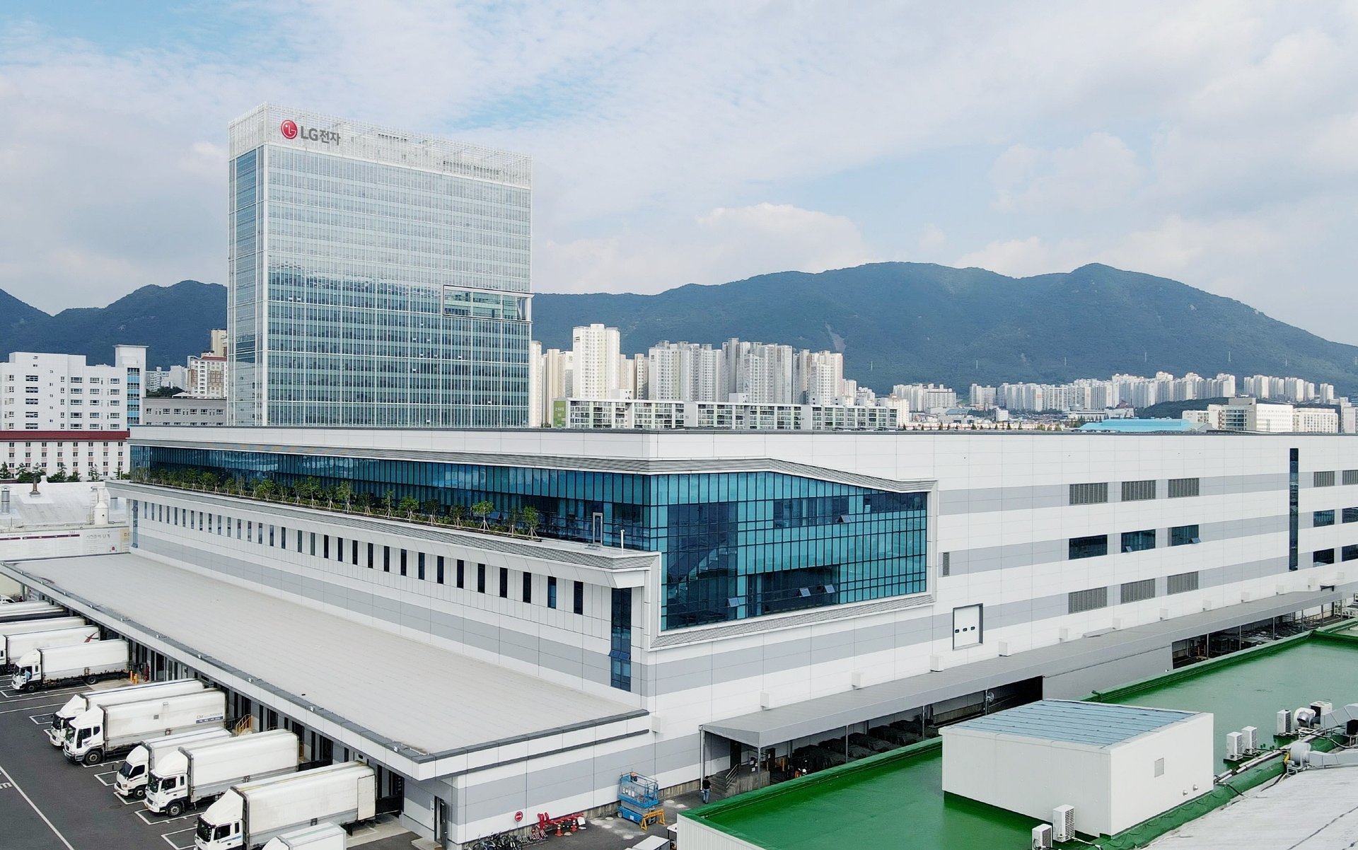 LG Smart Park wyróżniony jako „Latarnia Przemysłu” za futurystyczne technologie produkcyjne