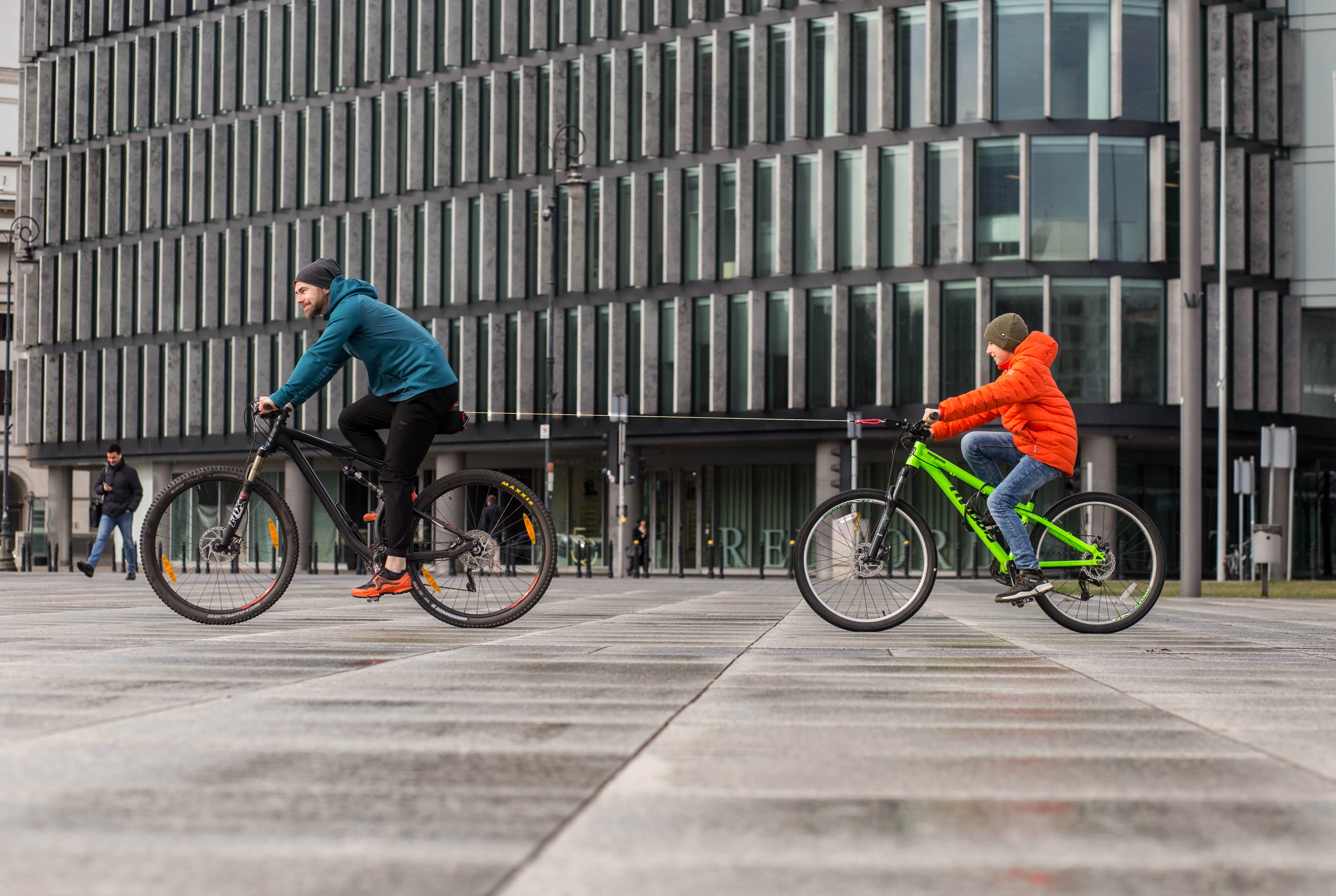 Rodzic i dziecko na rowerze Opatentowany holownik od 2Riders odmieni oblicze rodzinnych wycieczek