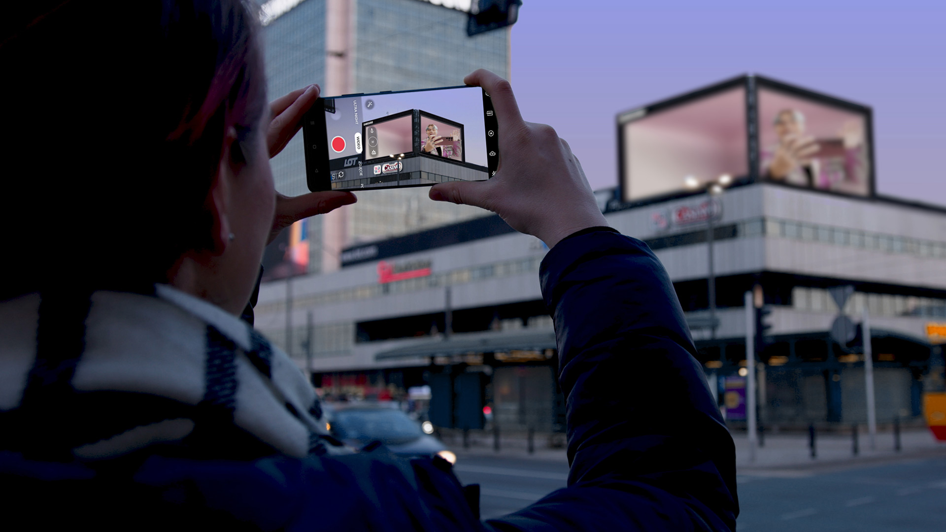 Samsung startuje z pierwszą kampanią 3D DOOH w Polsce ujawniając współpracę z idolem Gen Z