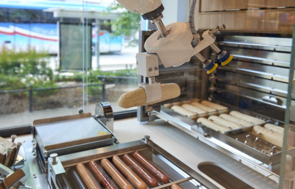 Już 1500 hot-dogów zaserwował klientom Żabki Nano robot Robbie