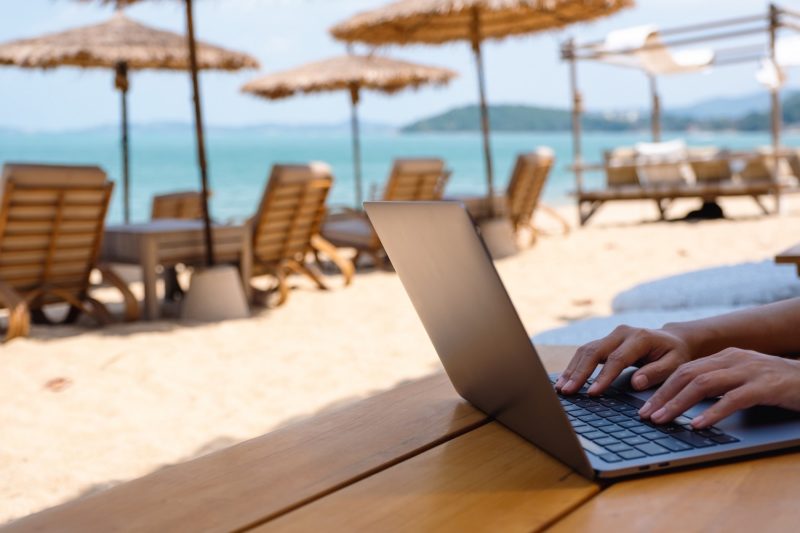 7 wskazówek dotyczących cyberbezpieczeństwa na wakacjach