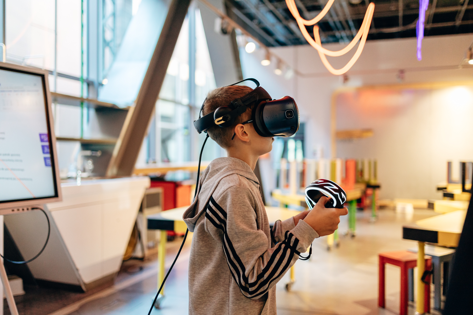 Już ponad 700 szkół w Polsce odbywa lekcje w wirtualnej rzeczywistości VIVE VR