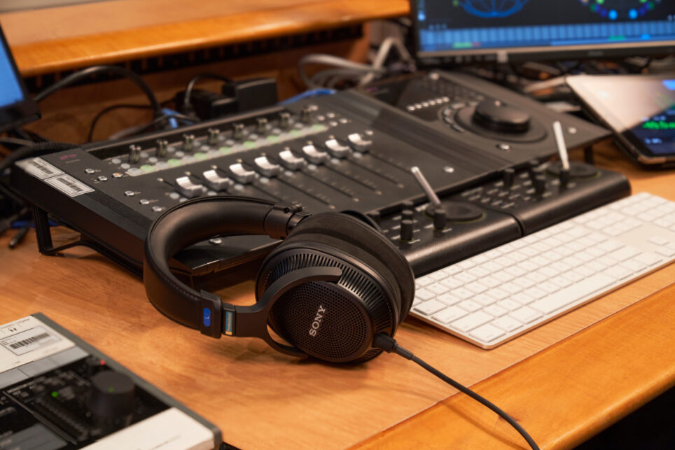Sony wprowadza słuchawki odsłuchowe z otwartym tyłem do reprodukcji dźwięku przestrzennego
