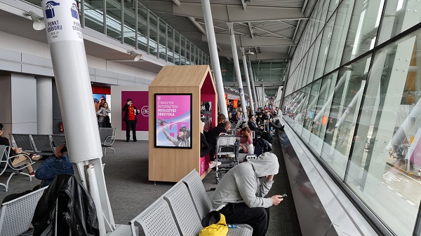 Lotnisko Chopina w Warszawie z nowymi stacjami ładującymi od T-Mobile