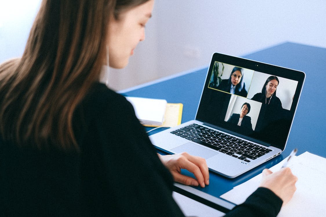 Ponad połowa badanych widzi poprawę w zachowaniu uczestników wirtualnych spotkań – Jak budować relacje z zespołem przy pracy online?