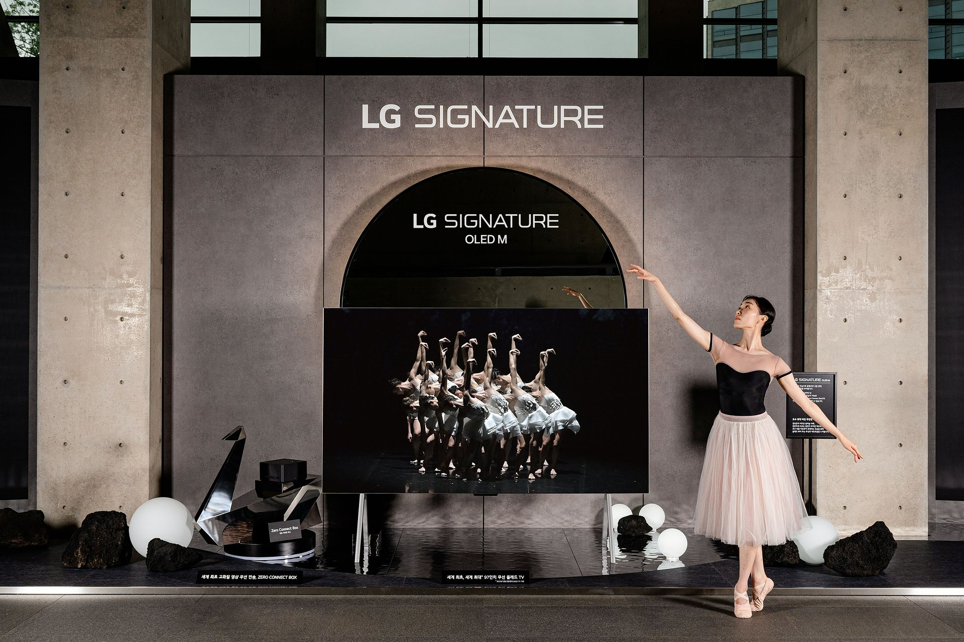 LG prezetuje spektakl „Jezioro łabędzie”, angażując się w sztukę i kulturę