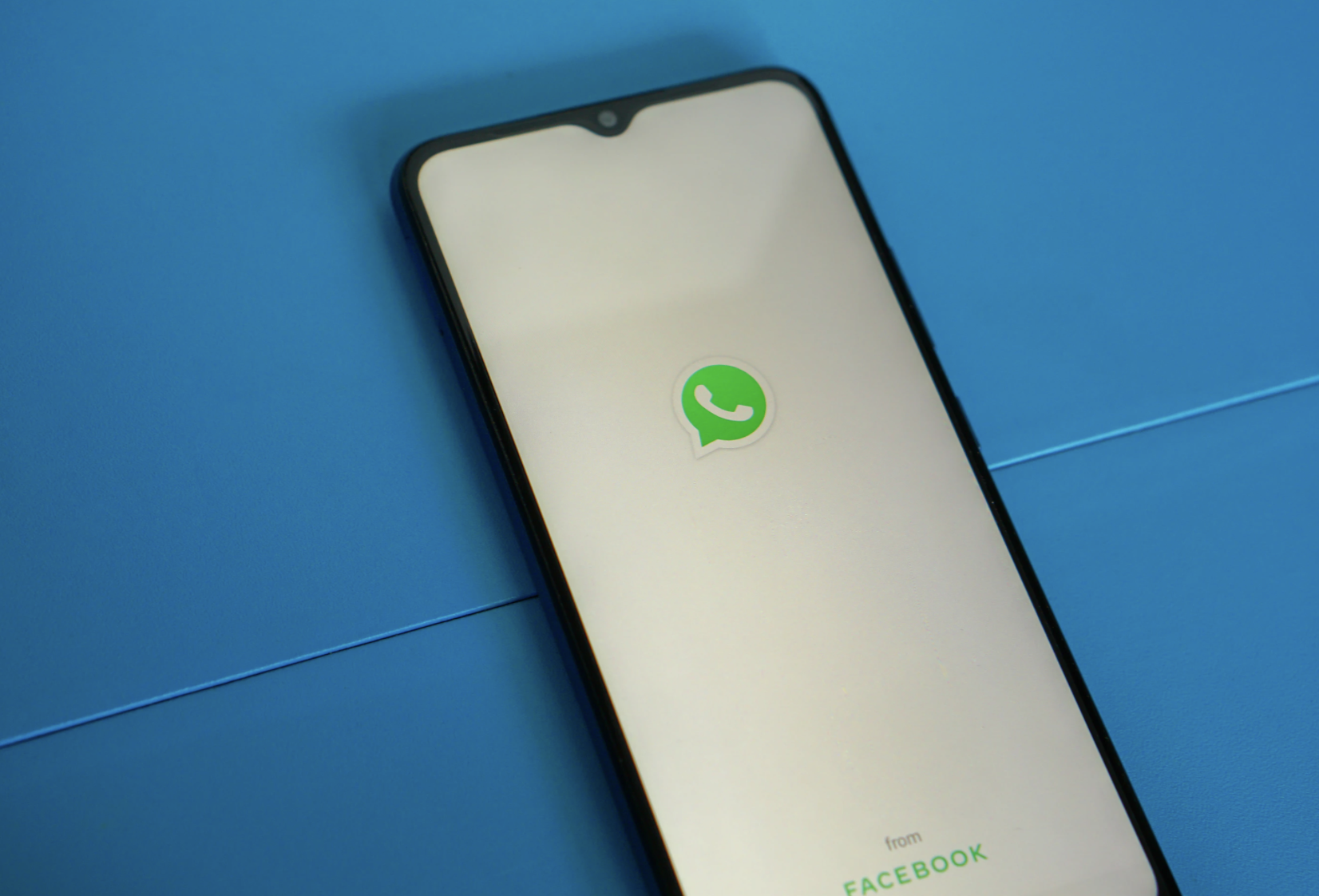 Użytkownicy WhatsApp na Androidzie będą mogli się autoryzować "bez hasła"