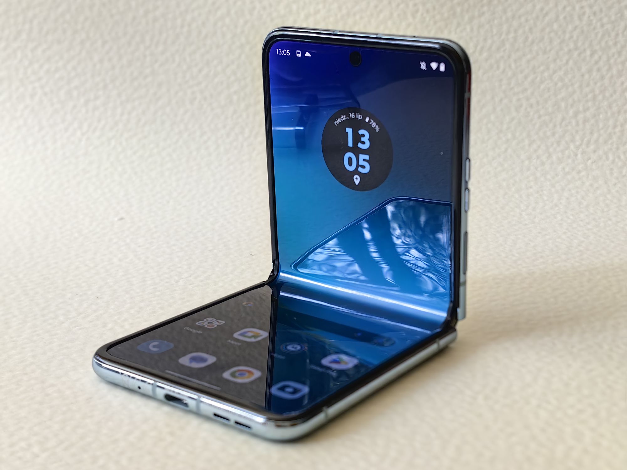 Motorola razr 40 ultra   tel  048