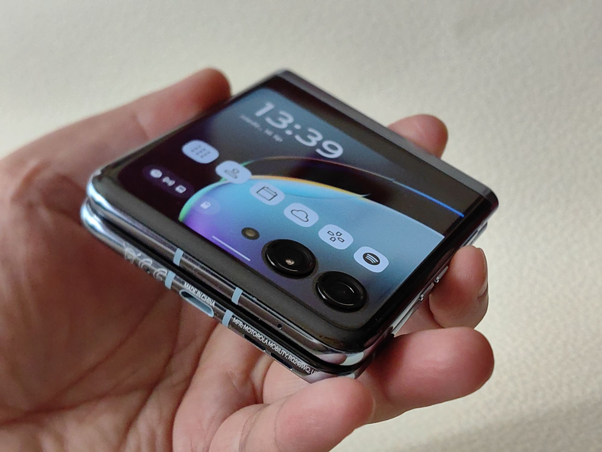 Motorola razr 40 ultra   tel  076