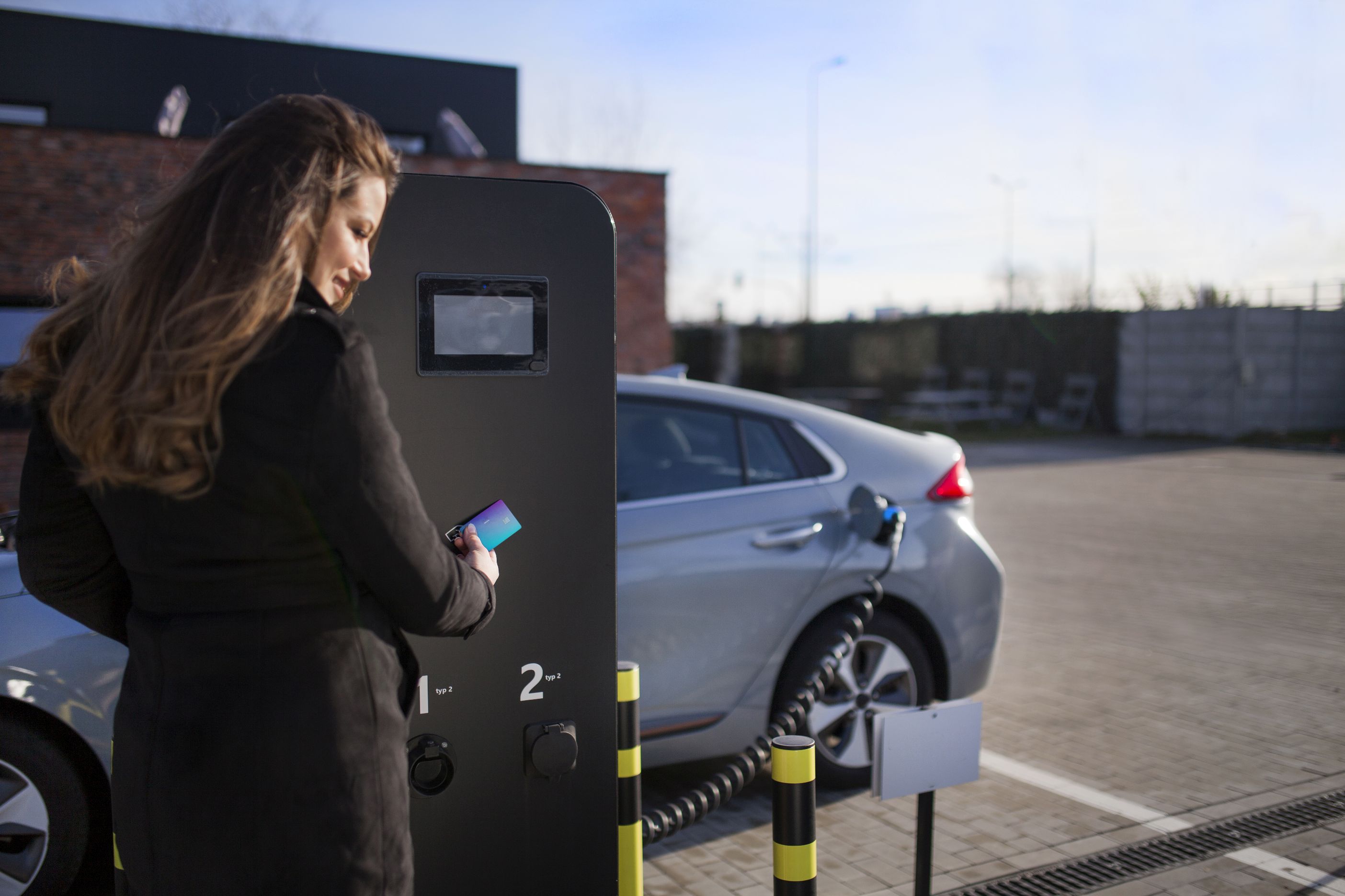 Mastercard i Last Mile Solutions wprowadzają na rynek uniwersalne rozwiązanie ułatwiające płatności za ładowanie pojazdów elektrycznych