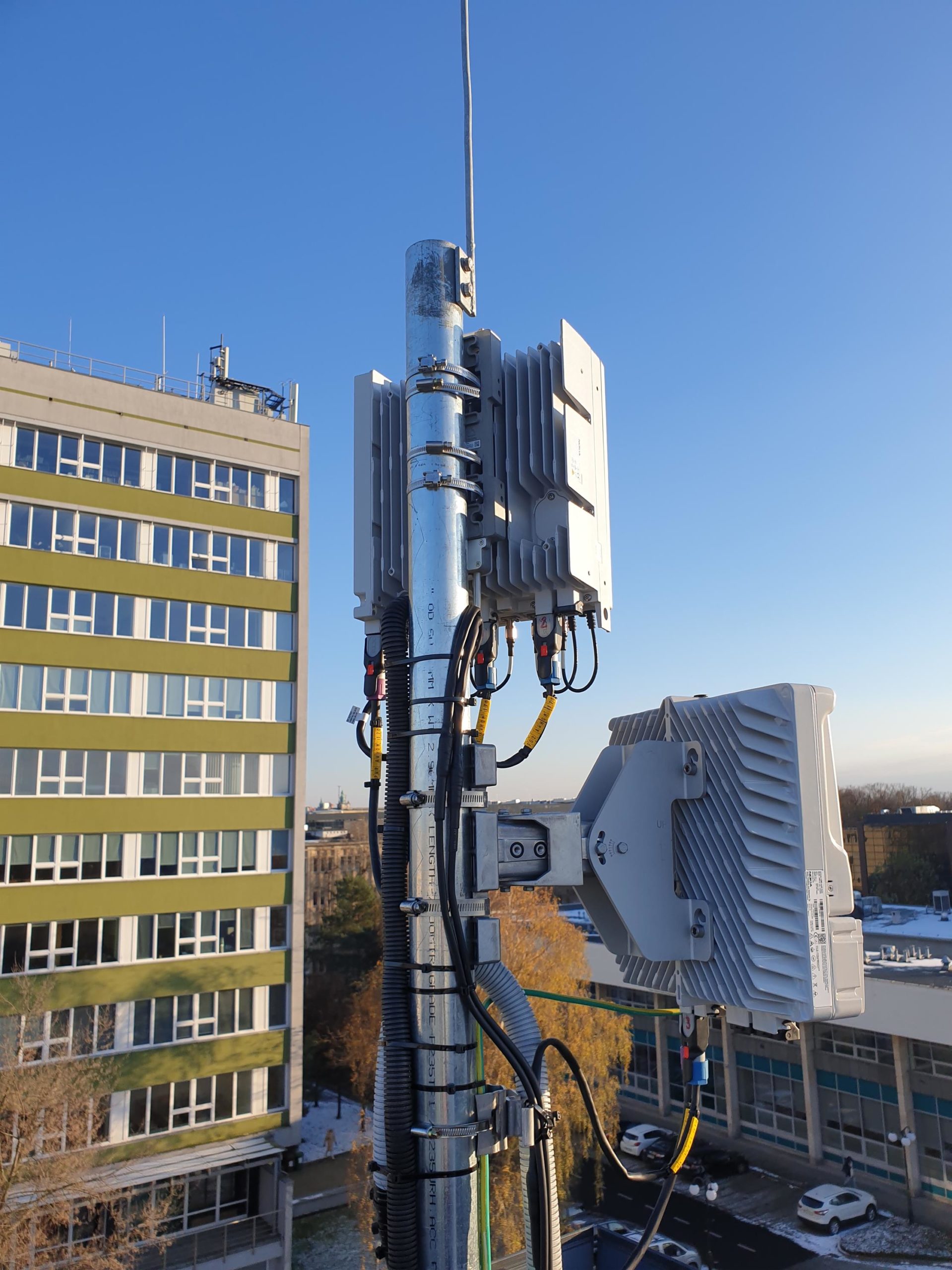Stacje bazowe sieci 5G uruchomione w Instytucie Telekomunikacji AGH w Krakowie (2)