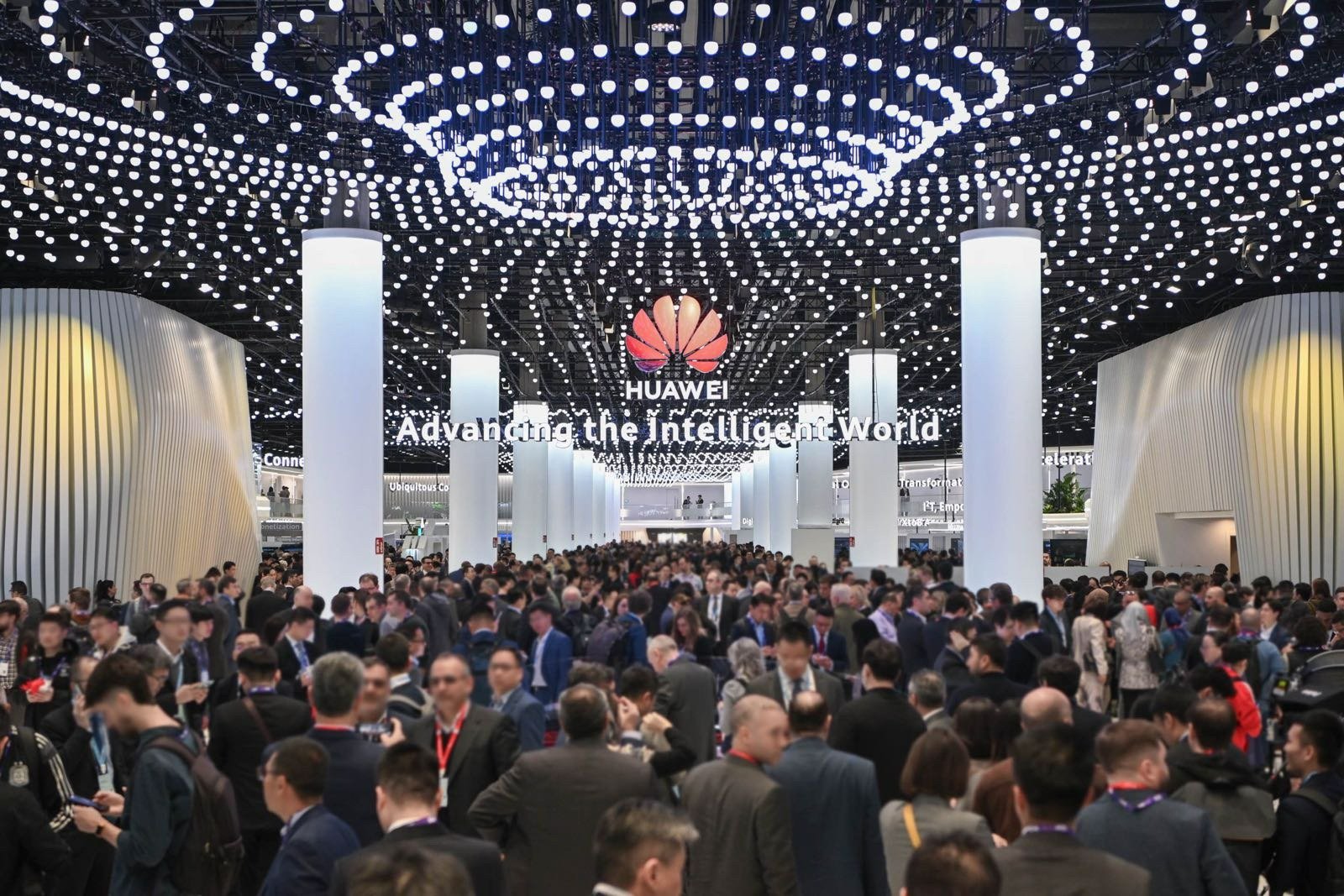 MWC 2024: Huawei stawia na inteligentny rozwój w trakcie pierwszego roku funkcjonowania komercyjnej sieci 5.5G