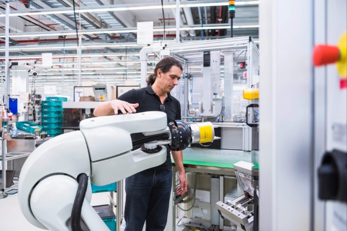 Przemysł otwarty na AI: W Polsce 62% firm produkcyjnych już postawiło na tę technologię – Badanie EY
