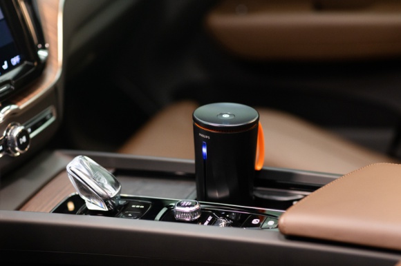 Philips wprowadza na rynek OlfaPure 7200 – samochodowy dyfuzor zapachów