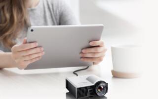 Optoma ML1050STi waży zaledwie 400 gramów – Ultrakompaktowy projektor o wszechstronnych możliwościach 