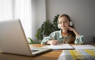 Polacy są przychylni edukacji online, ale tej zorganizowanej – niemal połowa jest zdania, że może być ona równie efektywna, co lekcje stacjonarne – Komentarz eksperta