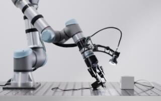 Wyniki badania Universal Robots: producenci stawiają na AI