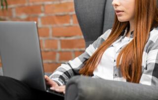 Nawet ponad 25 tys. zł miesięcznie dla doświadczonych specjalistów i specjalistek z branż IT, automatyki i telekomunikacji - Nowe dane No Fluff Jobs o polskim rynku pracy