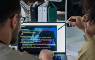 Prawie 3/4 specjalistów IT oczekuje od pracodawców informacji, do czego wykorzystują AI – Raport theprotocol.it