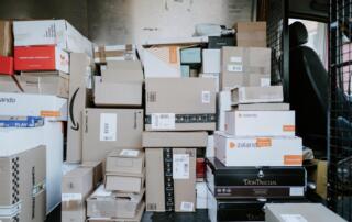 Jak wzrost sprzedaży online rewolucjonizuje rynek przesyłek kurierskich - szanse i wyzwania dla branży logistycznej