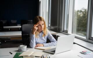 Spada zadowolenie z pracy w Polsce – Wymiar pracy zdalnej ma na nie znaczący wpływ już dla 74 proc. pracowników i pracowniczek – Nowe dane z 8. edycji badania „Szczęście w pracy Polaków”