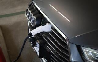 Jak oprogramowanie napędza rozwój sektora e-mobility?