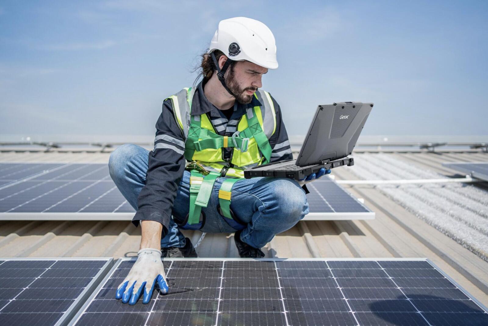 AI i niezawodność w jednym: Getac poszerza ofertę wytrzymałych urządzeń o nowego tableta F120 i laptopa V120, stworzonych do pracy w terenie